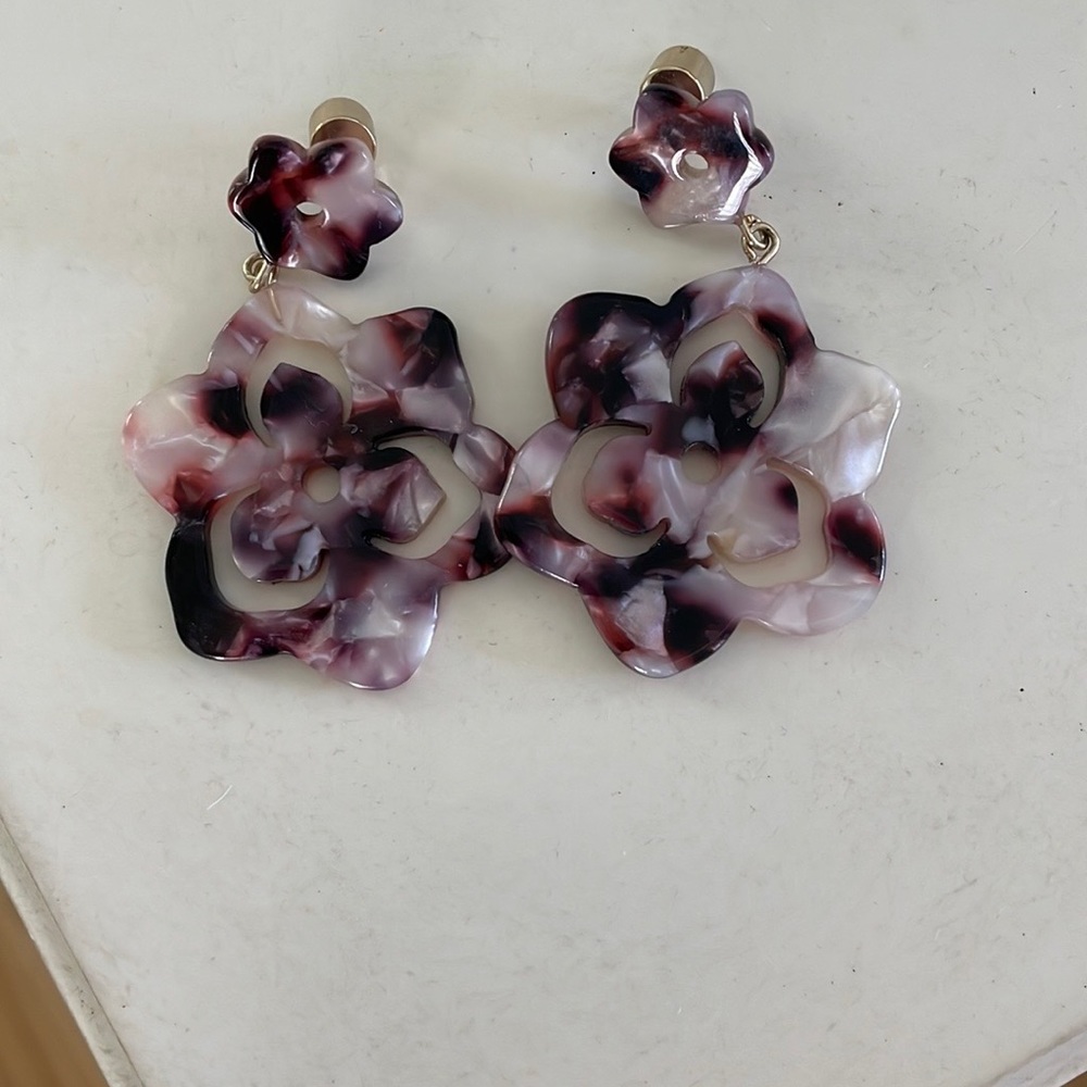 Tortoise purple and cream drop earrings by Draper James